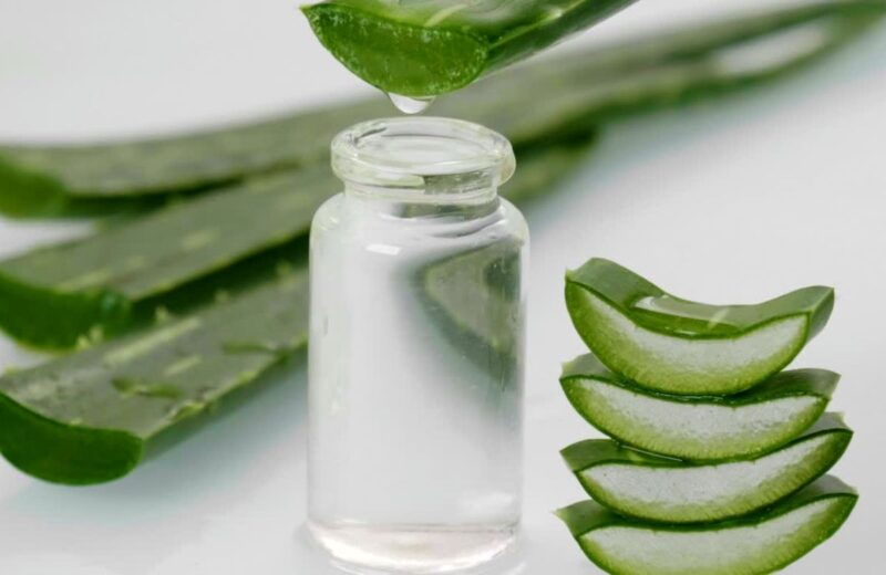 Aloe vera gel hladi, hidrira i umiruje kožu; koristi se 2-3 puta dnevno, farmaceutski čist i dostupan u apotekama.