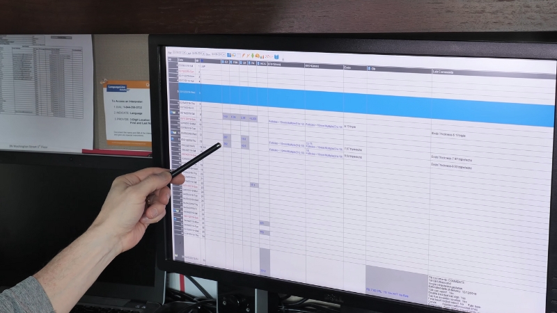 Ruka usmerena ka medicinskim podacima na monitoru