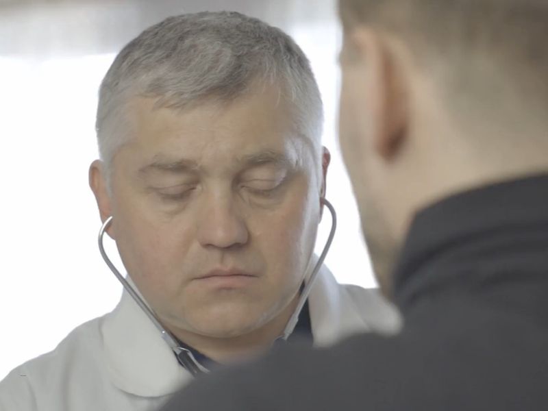 lekar sluša pluća momku preko stetoskopa