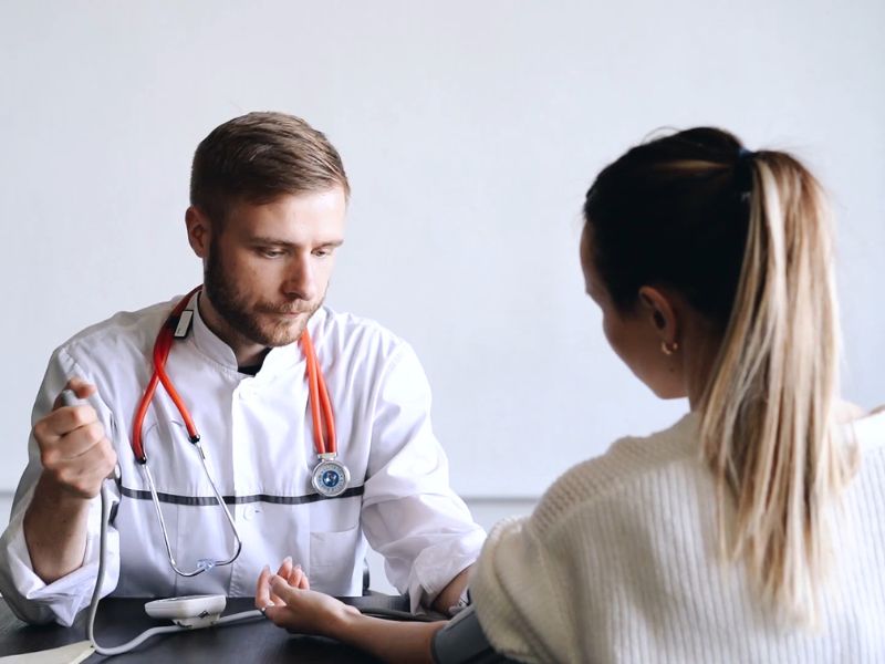 devojka na pregledu kod lekara