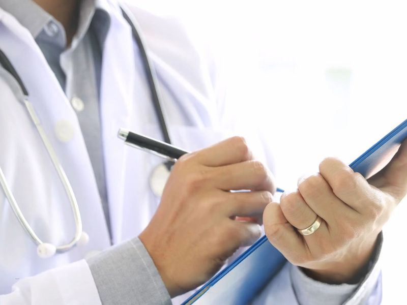 doktor zapisuje nešto u svoj blokčić