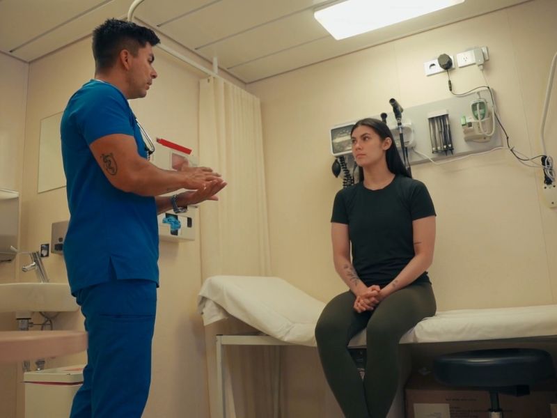 devojka ne pregledu u ordianciji kod lekara