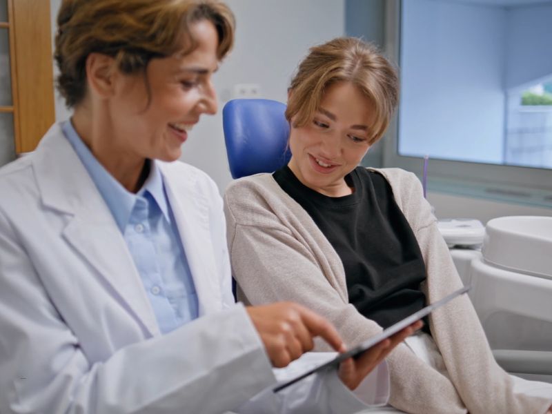 devojka na pregledu kod doktorke