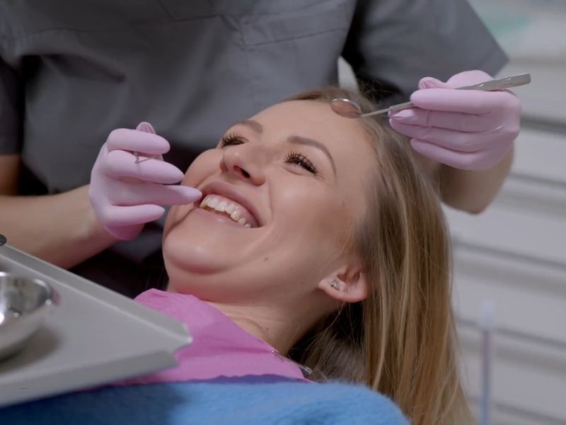 devojka kod stomatologa na profesionanom čišćenju zuba