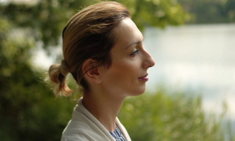 devojka udiše vazduh u prirodi