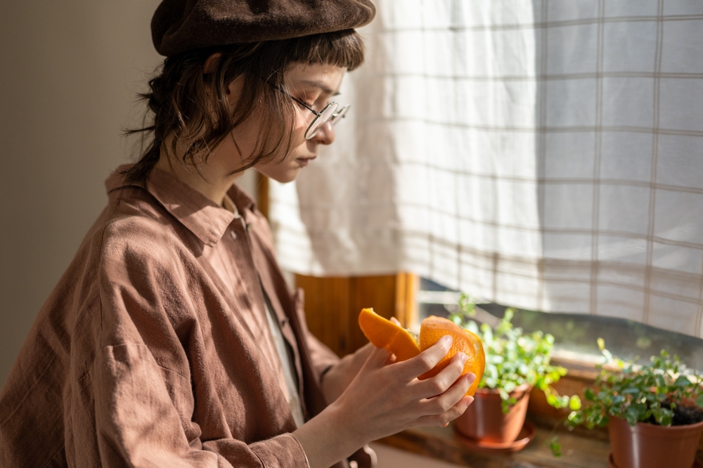 Osoba priprema voće kao deo zdrave ishrane dok razmišlja o promenama navika